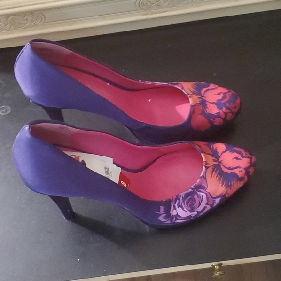 Shoe's - Picture 3 of 4